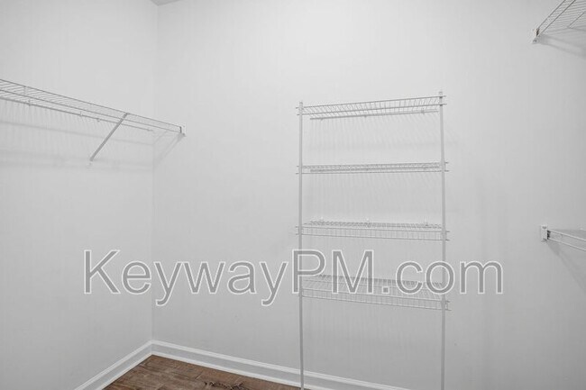 Building Photo - 3011 Old Lodge Rd