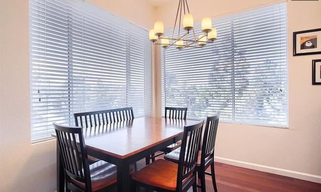 Building Photo - 15 E Agate Ave