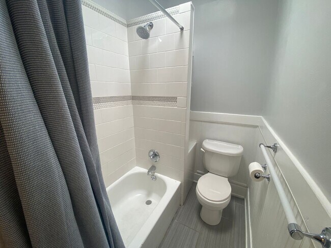 Building Photo - Beautiful 2 Bed 1 Bath Rowe Home in Washington Park Neighborhood