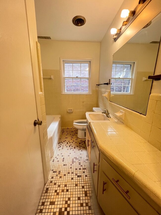 Building Photo - 115 Simmons Rd