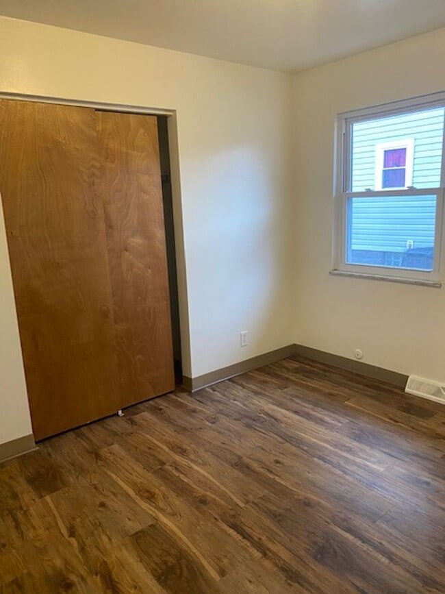 Building Photo - Central Air 2 Bedroom