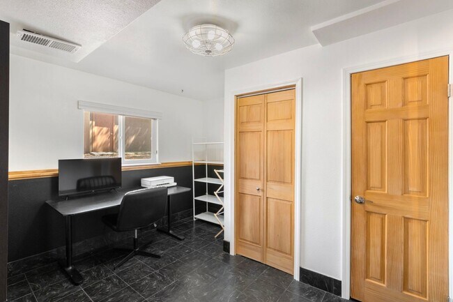 Building Photo - 3117 Moonbeam Cir S