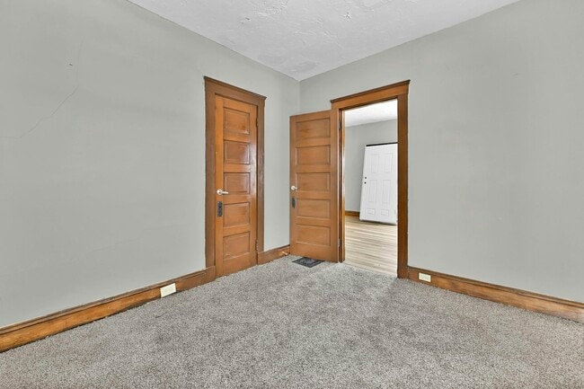 Building Photo - 1261 E 123rd St