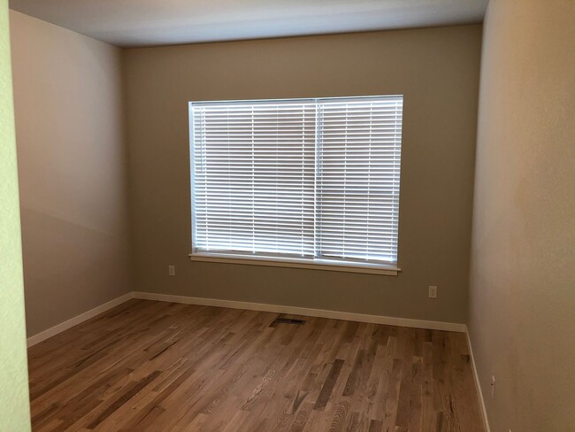 Building Photo - Main Floor Primary Bedroom