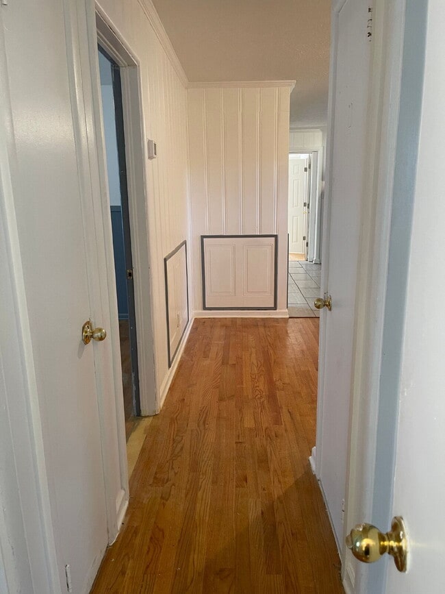 Building Photo - SPACIOUS BRICK RANCH in GOLDSBORO! 4 BR, 2 BA - FENCED-IN YARD *Convenient to SJAFB*