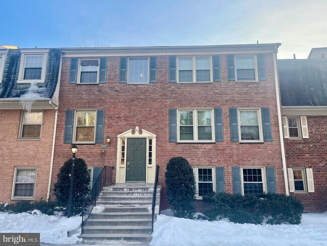 Building Photo - 6018 Westchester Park Dr