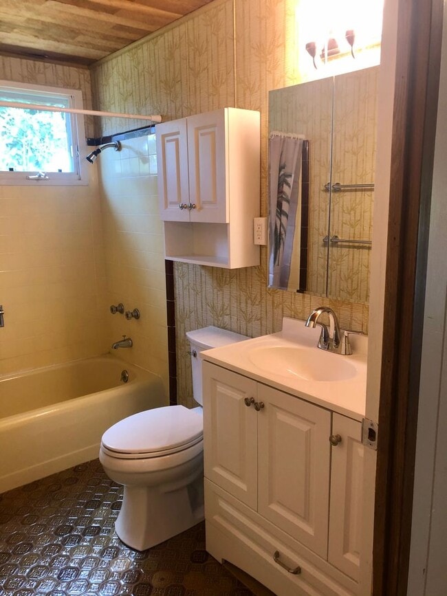 Building Photo - ENCHANTED LAKES 3/2/1, ENJOY KA'ELEPULU CANAL IN YOUR BACKYARD