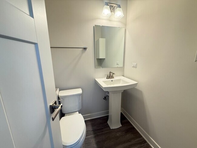 Building Photo - 772 Weller Dr