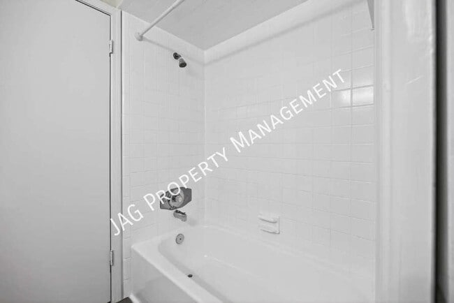 Building Photo - 482 Bentwood Ln