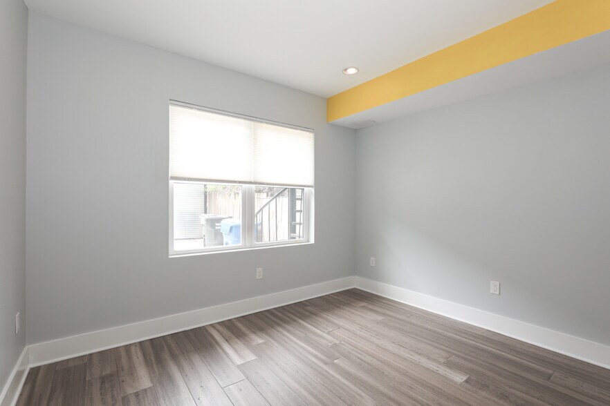 Building Photo - 1225 Raum St NE