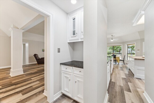 Building Photo - 23818 Pin Oak Dr