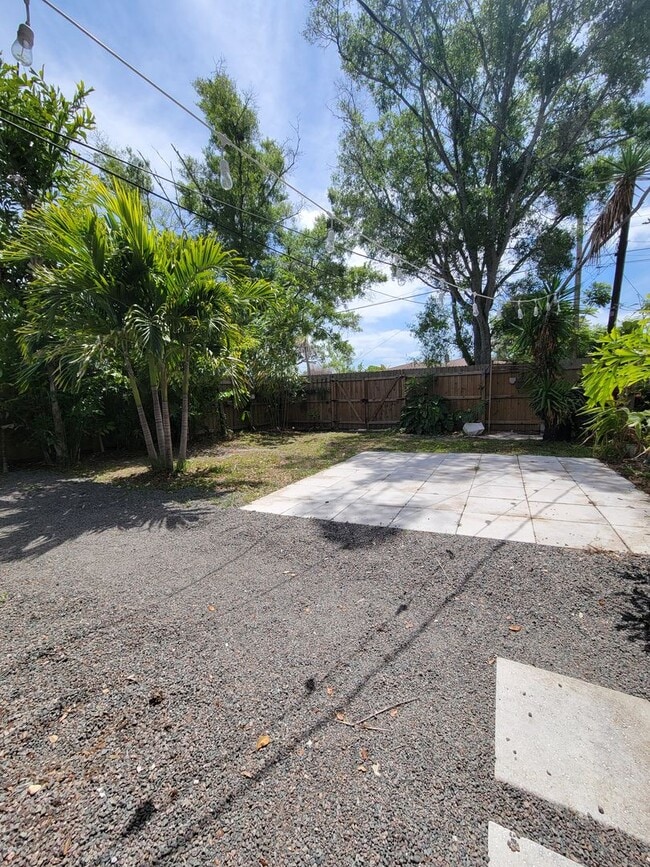 Building Photo - 2 BEDROOM 1 BATH HOME