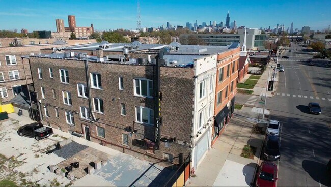 Building Photo - 2838 W Roosevelt Rd