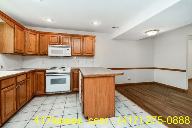 Building Photo - 1257 E Lakewood St