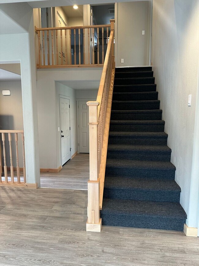Building Photo - Beautiful 3BR/2BA Two-Story Home with Gara...