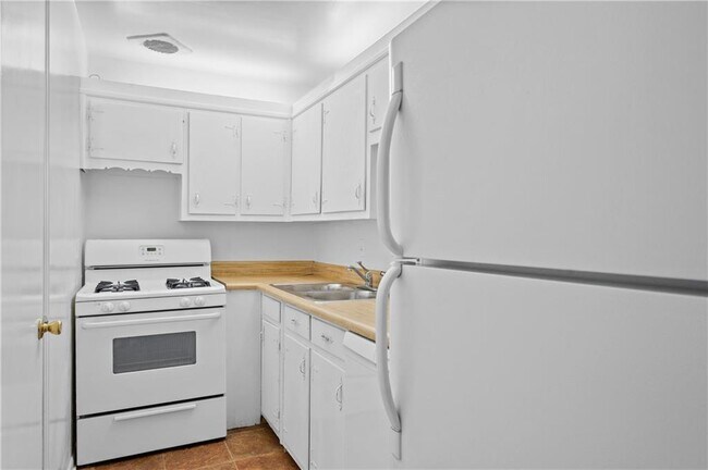 Building Photo - 11 Peachtree Hills Ave NE