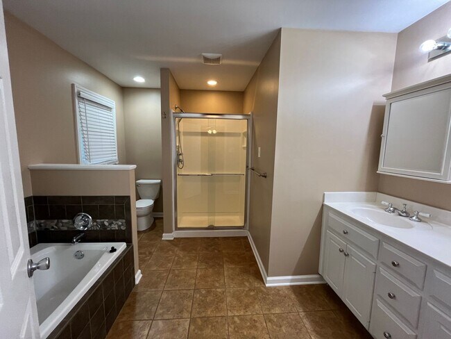 Building Photo - 2206 Briarcliff Dr