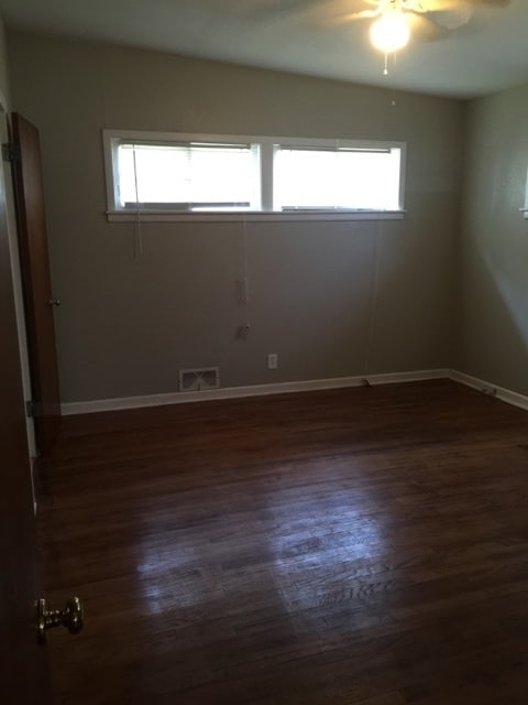 Building Photo - 3 bedrooms 2 bathrooms 1 car carport