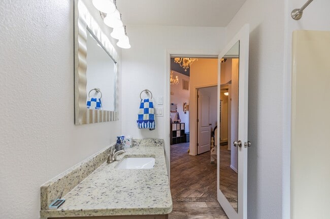 Building Photo - Beautiful Home in the Golf Course Area
