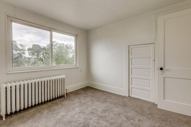 Building Photo - 2027 Eccles St