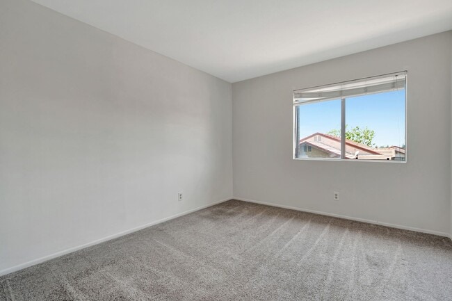 Building Photo - Thousand Oaks- Three Bedroom Condo
