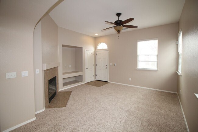 Building Photo - Cute Home in Fig Garden Gated Community.
