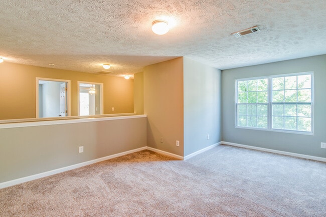Building Photo - This 3 BR/2.5 BA Oak Hill Townhome Should Satisfy Your Standards!!!