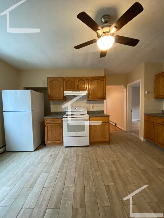 Building Photo - Huge 2nd floor recently renovated unit