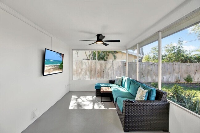 Building Photo - 1346 Hill Dr