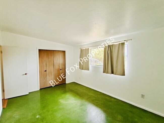 Building Photo - 633 N Avenida Calma
