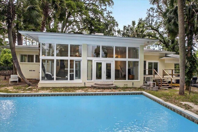 Building Photo - 1205 Gardenia Dr