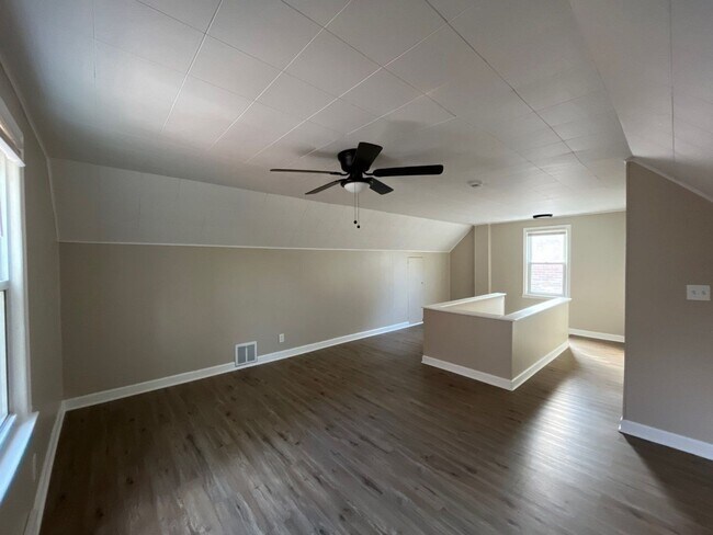 Building Photo - This beautifully updated 3-bedroom, 1.5-bath single-family home is ready for move-in!