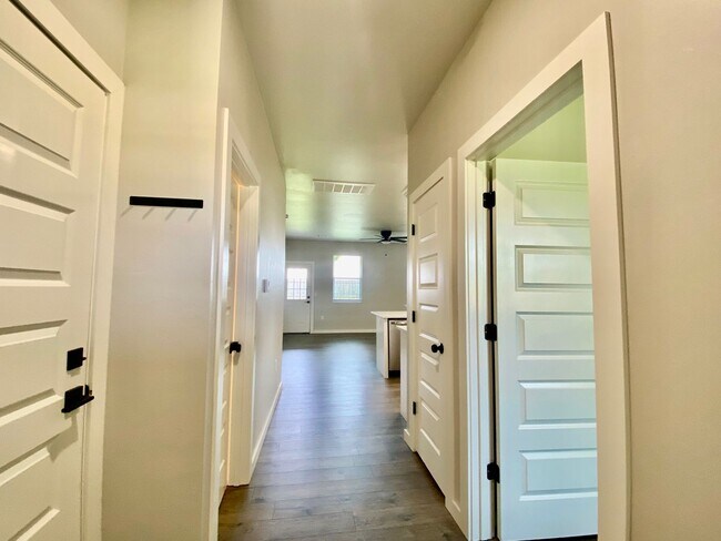 Building Photo - 4923 Spring Ridge Rd