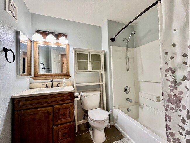 Building Photo - *ONE MONTH FREE RENT!* Beautifully Updated 3 Bedroom Town Home