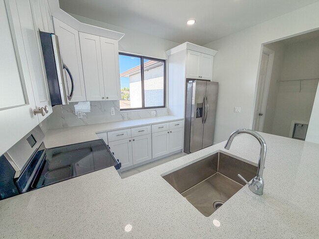 Building Photo - 1227 SE 3rd Ave