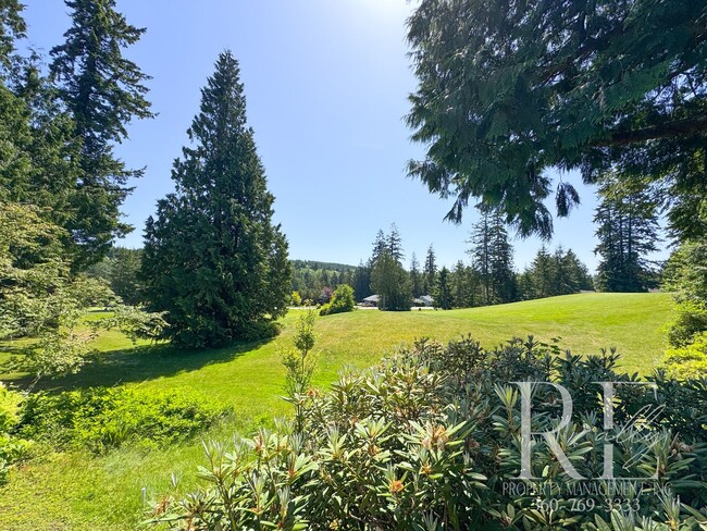 Building Photo - Highland Greens Golf Course Living