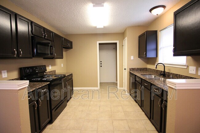 Building Photo - 2622 Hartford Ln