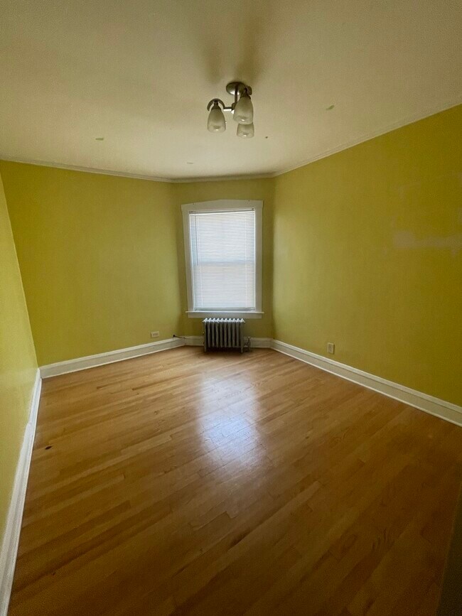 Building Photo - 4048 N Kilbourn Ave