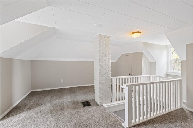 Building Photo - Charming Farmhouse in Fairfield