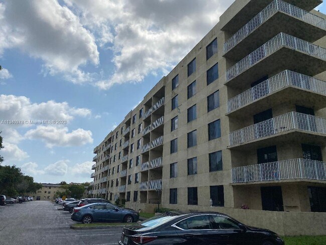 Building Photo - 901 Hillcrest Dr