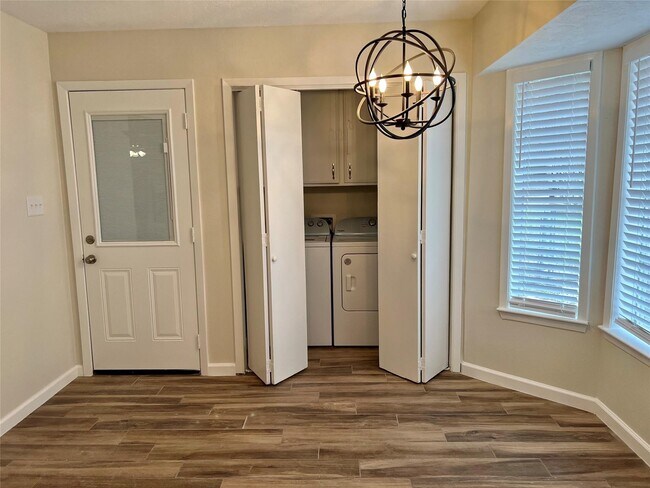 Building Photo - 1705 Westwind Dr