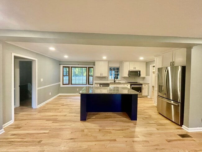 Building Photo - Welcome to this stunning 3-bedroom, 2.5-ba...