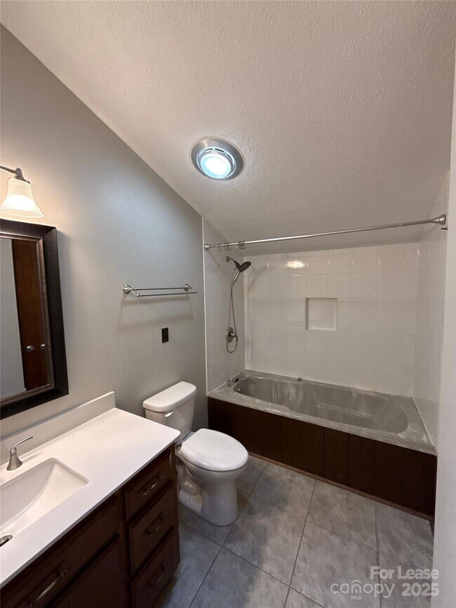 Building Photo - 217 Raintree Dr