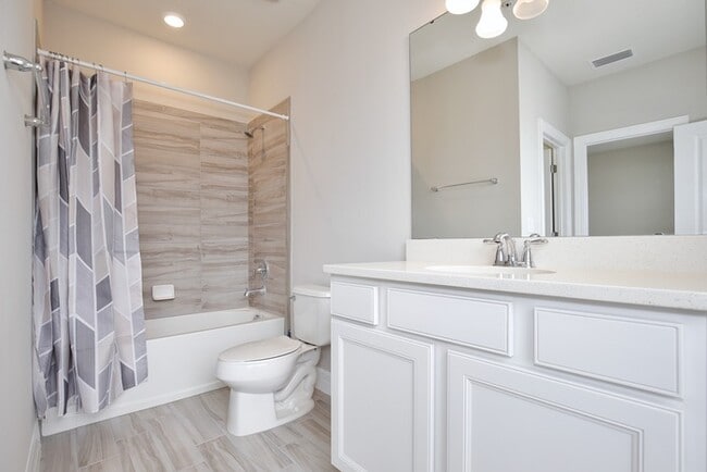 Building Photo - Luxurious 3/3.5 Spacious Townhome with a B...