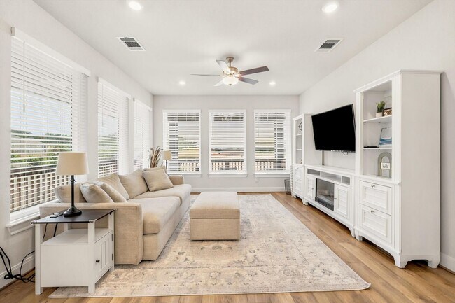 Building Photo - Elegant Living with Space to Spare | 4 Bed • 3.5 Bath