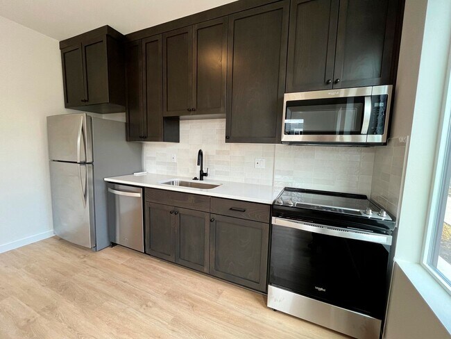 Building Photo - Stunning Modern Townhome-Style Unit with Washer/Dryer Included, A/C!