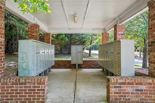 Building Photo - 10139 Benton Woods Dr