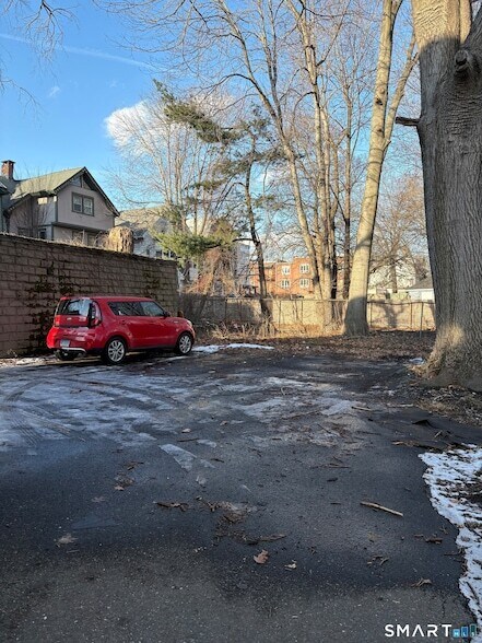 Building Photo - 733 Elm St