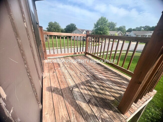 Building Photo - Large 2 Bedroom/1 Bath Duplex in Lee's Summit