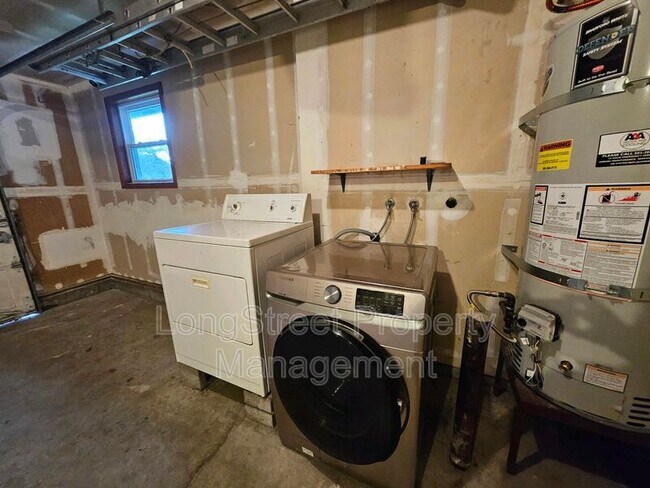 Building Photo - 5030 NE Roselawn St